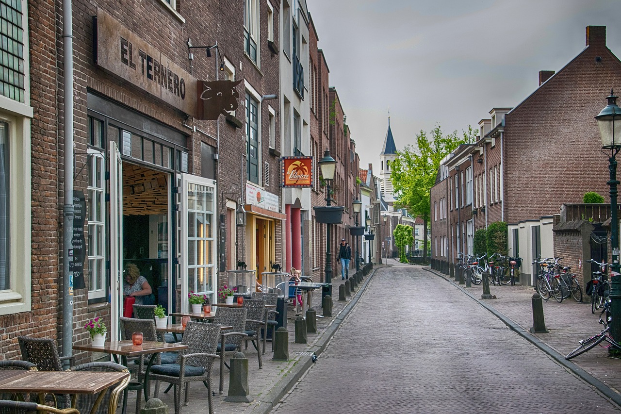 Foto van een oude winkelstraat in de gemeente Amersfoort.