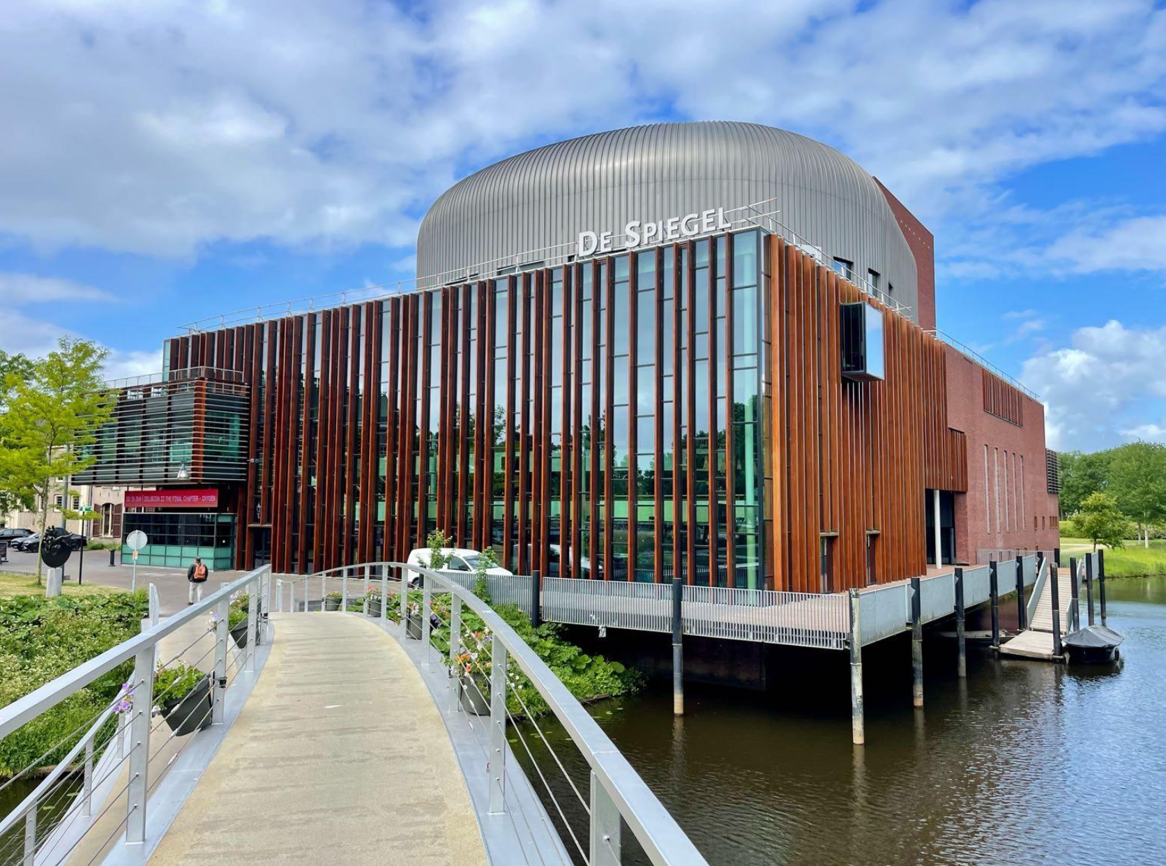 Foto van de buitenkant van Theater de Spiegel